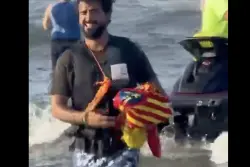 سياسي إسباني يرفع علماً عملاقاً لبلاده قبالة السواحل المغربية وسط جدل حول السيادة